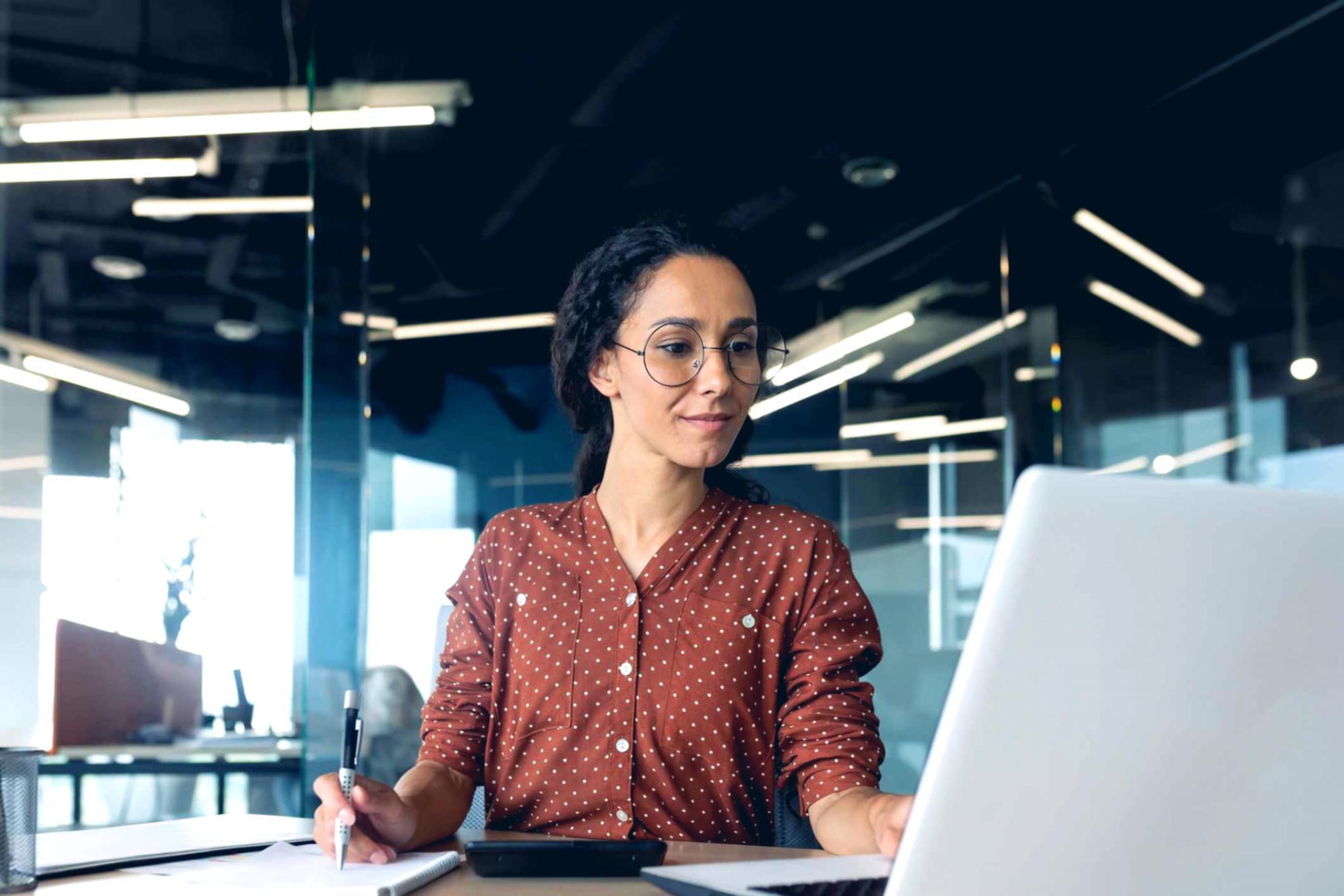 Grafika pokazująca kluczowe wskaźniki finansowe dla młodych przedsiębiorstw